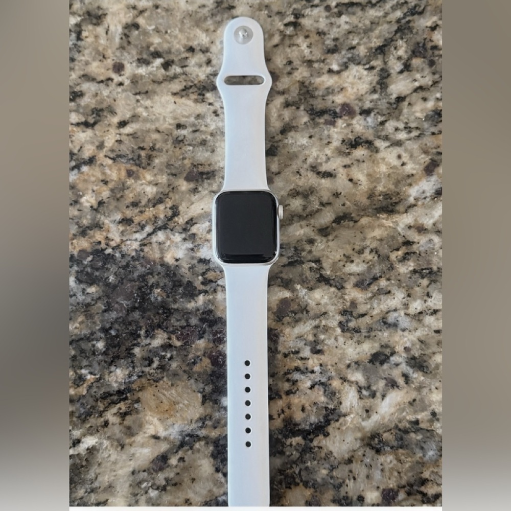 Apple Watch SE (2nd Gen) 40mm Starlight Aluminum, Excellent Condition + Charger - Picture 9 of 12